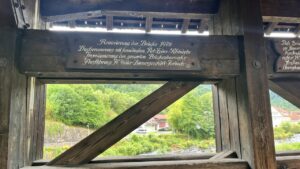 Inschrift Holzbrücke